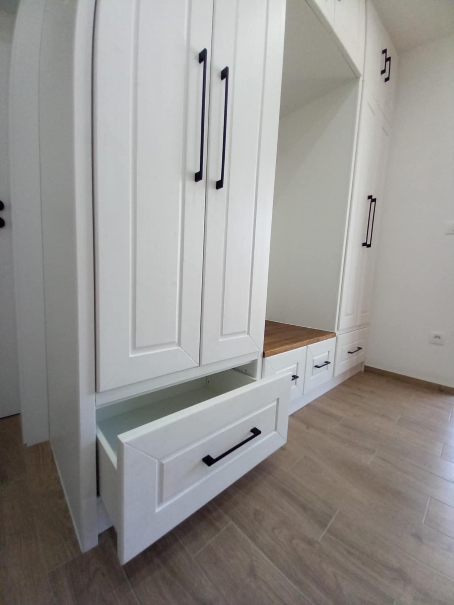 Vstavaná skriňa predsieň detail 1