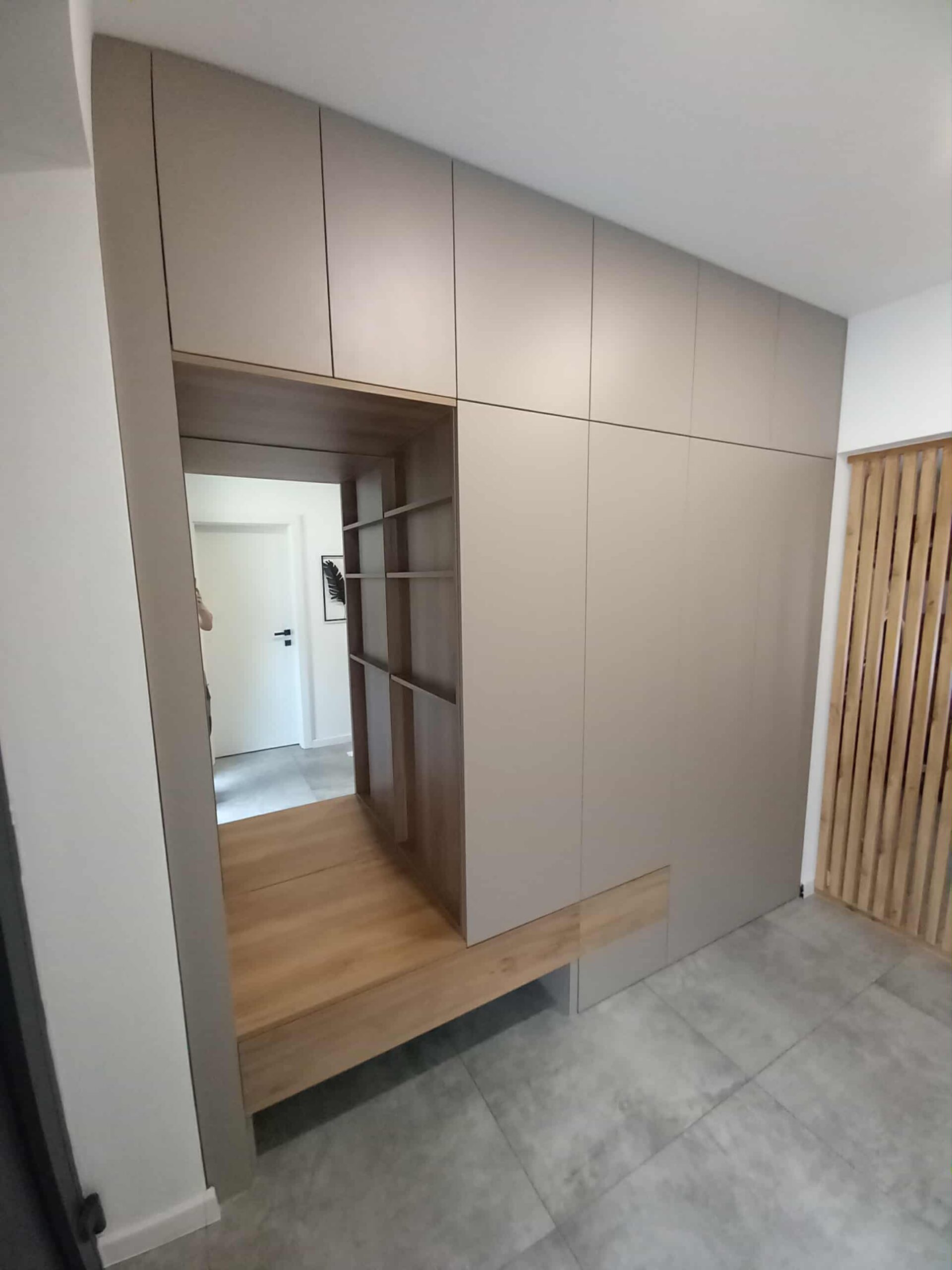 Vstavaná skriňa predsieň detail 1