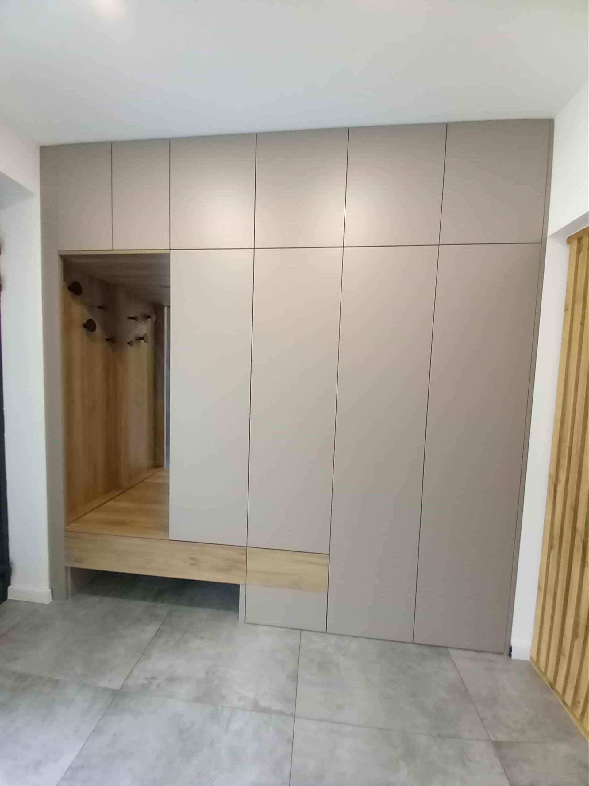 Vstavaná skriňa predsieň detail