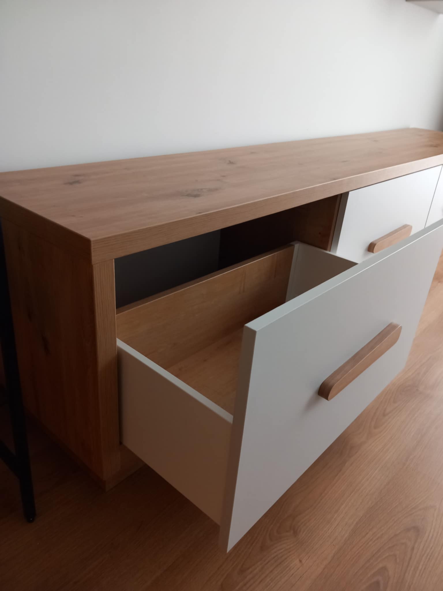 Skrinka pod TV 2