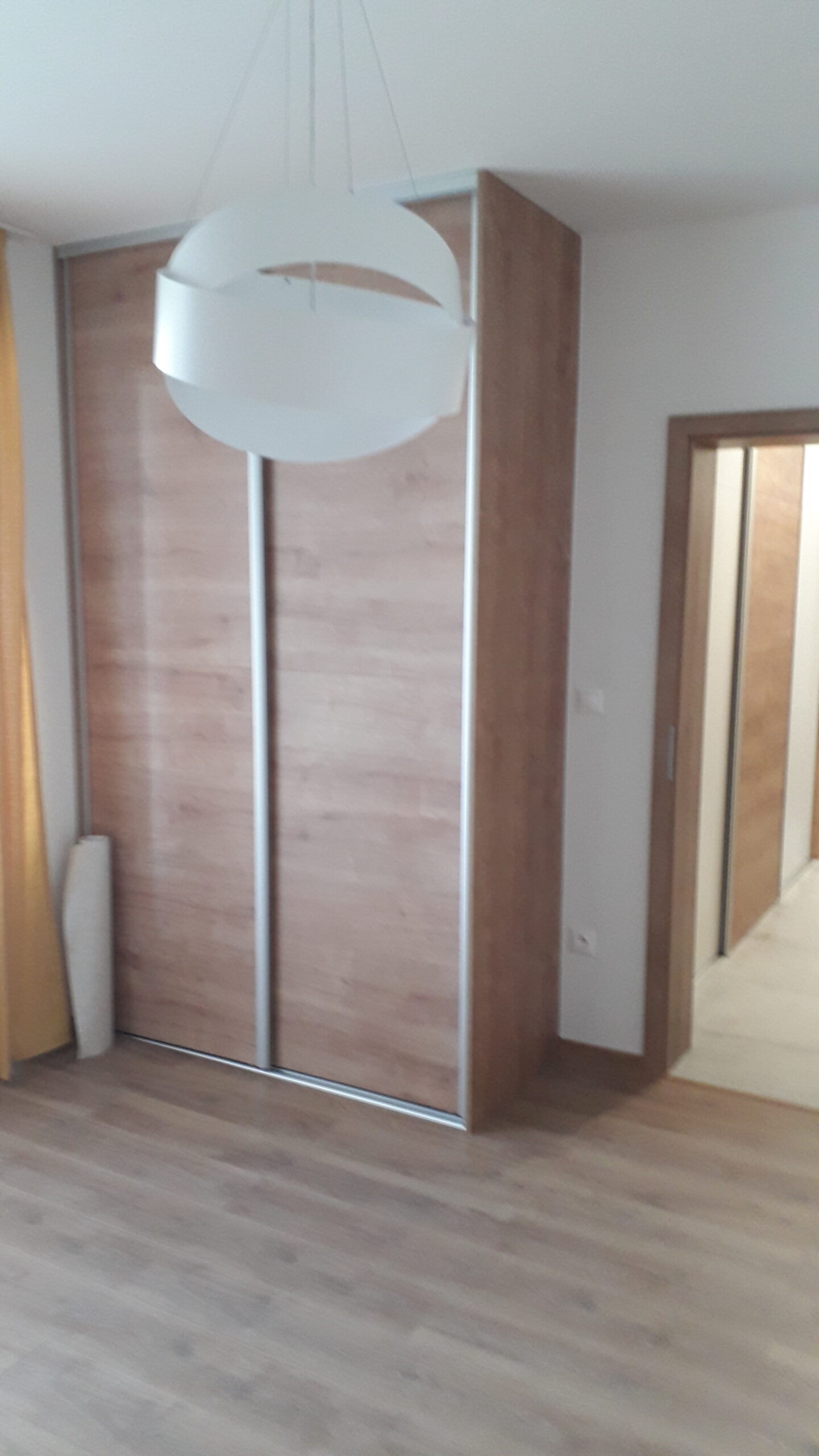 Vstavaná skriňa dvojdverová