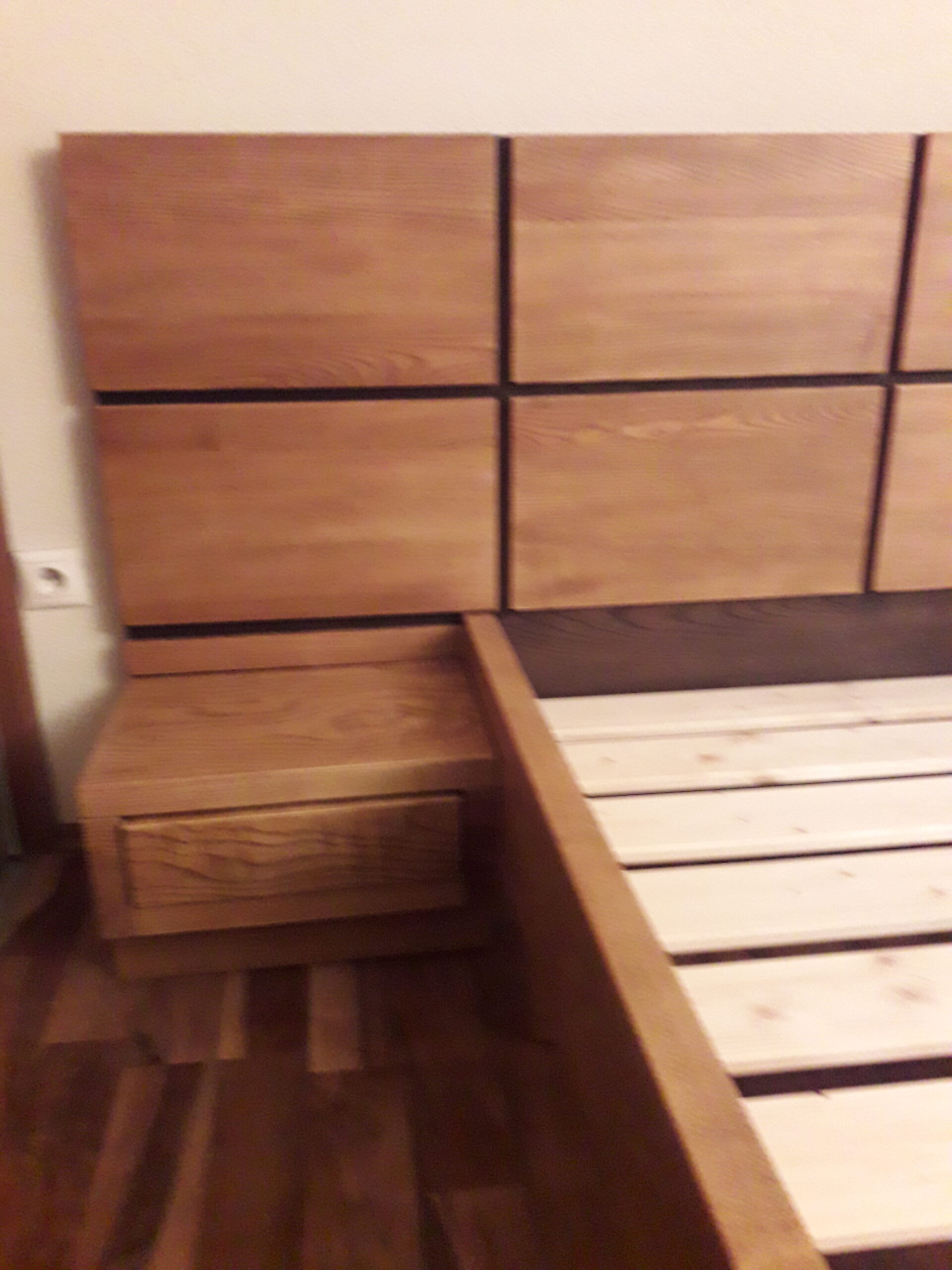 Manželská posteľ s dreveným čelom detail