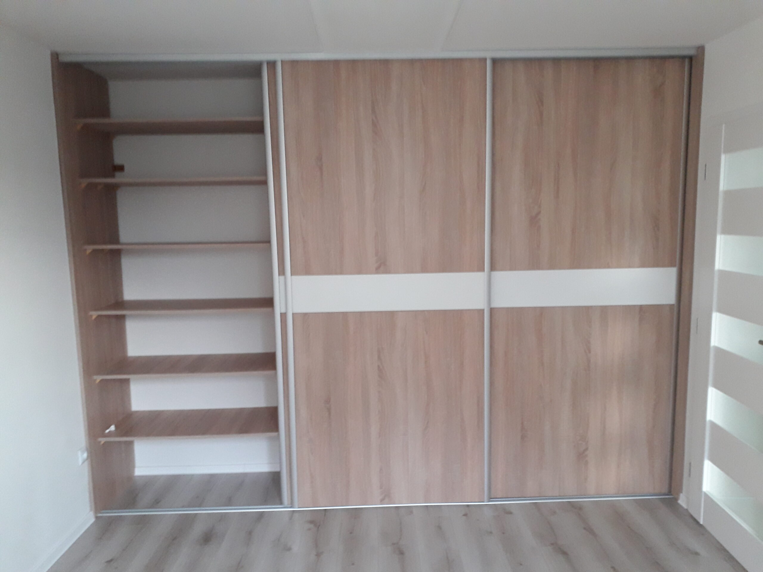 Vstavaná skriňa trojdverová detail 1